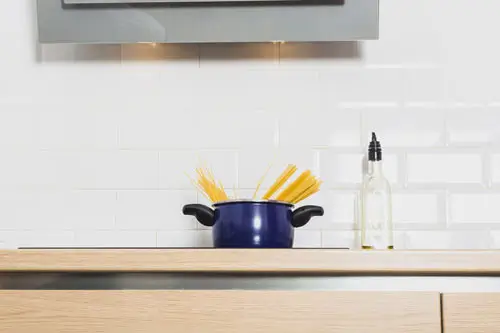 Piano da lavoro cucina con pentola e olio
